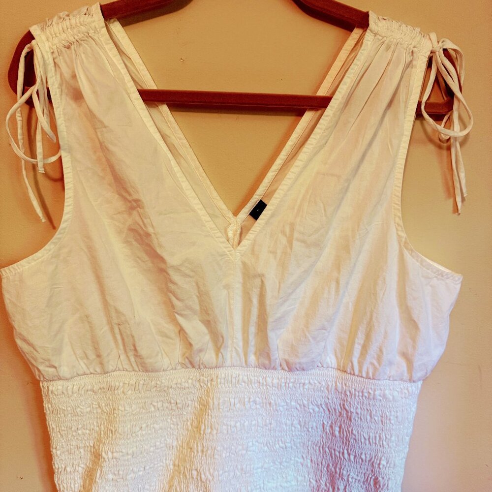 Old Navy White V-Neck Fitted Linen Blend Blouse